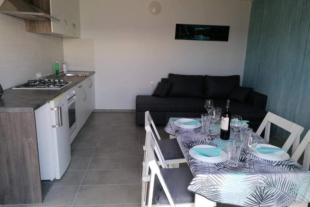 Raša Apartment By The Sea- Santa Marina מראה חיצוני תמונה